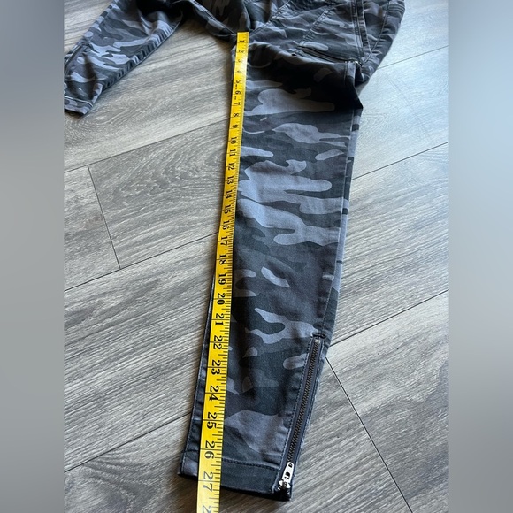 Knox Rose Camo Mid-Rise Utility Ankle Pants with Zip Ankle Detail. Size 2 - Picture 14 of 14